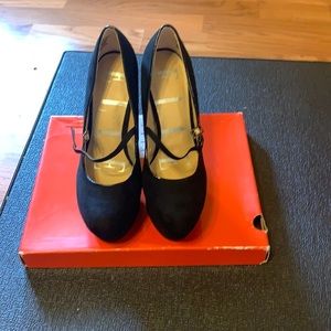 Elle Heels. Black. Size 8